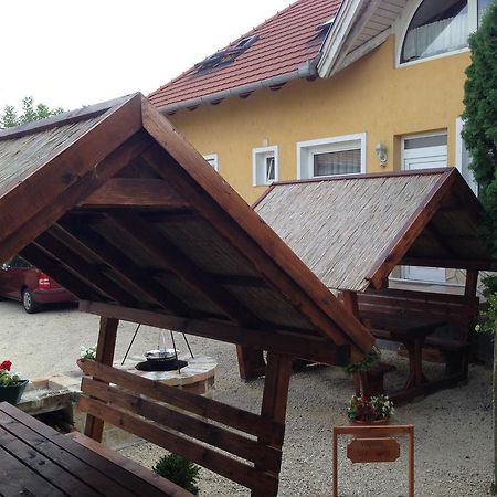 Viola Vendégház Pápa Exterior foto