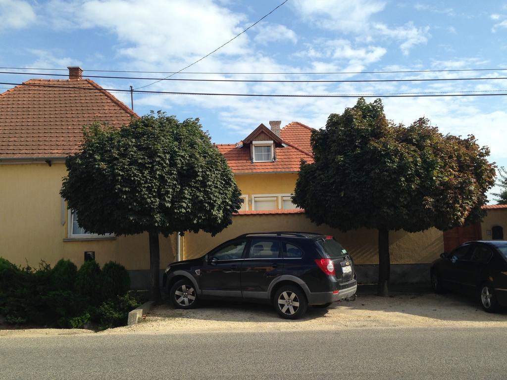 Viola Vendégház Pápa Exterior foto