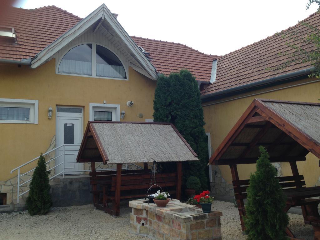 Viola Vendégház Pápa Exterior foto