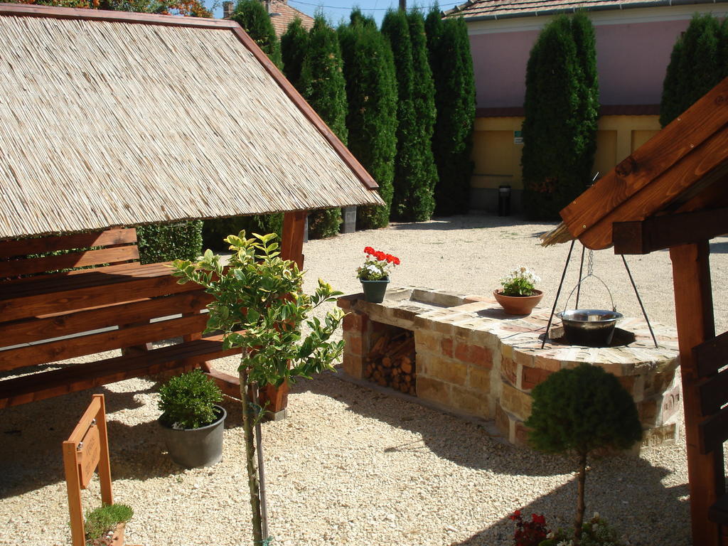 Viola Vendégház Pápa Exterior foto